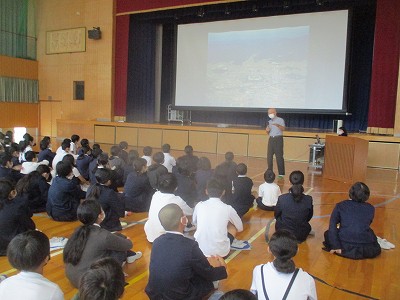 味間小学校市長の学校訪問で市長のお話を熱心に聞く児童