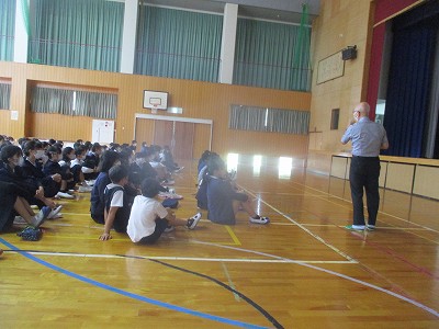 味間小学校の子どもたちに丹波篠山市の魅力について熱く語る市長