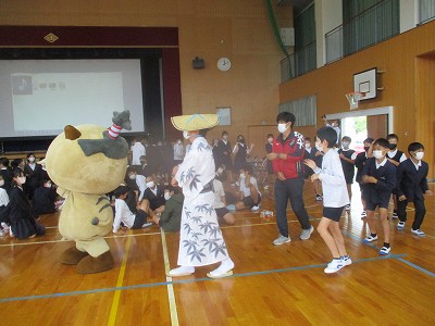 市長の学校訪問最後に盛り上がるデカンショ踊り