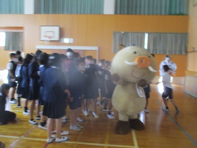 まるいのに集まる元気な味間小学校子どもたち