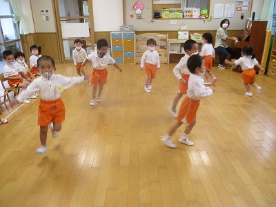 ギャロップする園児