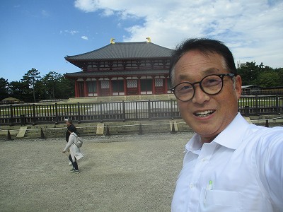 「人間力」を高める指導をするには先ず自分の「人間力」を高めなければならないと、会議前の空き時間を使って奈良公園を訪れる教育長。単に自分が歴史好きなだけかもしれない。