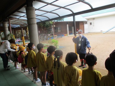 園長先生の話を聞く園児