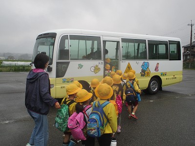 安全訓練のため園児バスに乗り込む園児