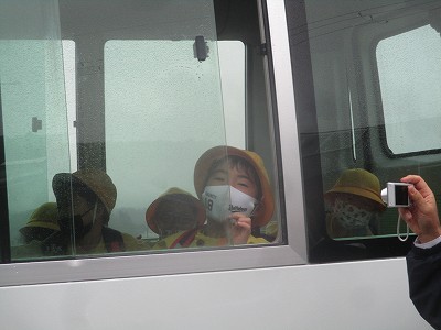 窓から助けを求める訓練をする園児