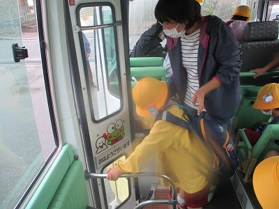 自力でドアを開ける訓練をする園児