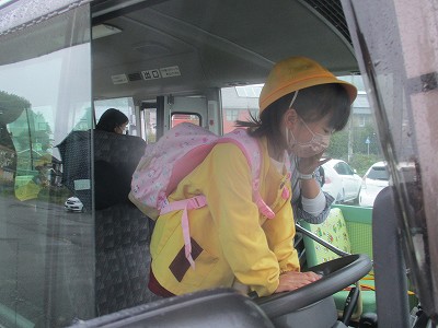 手でクラクションを押す園児