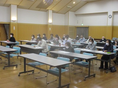 高齢者大学たき学園で教育長の話を聞く参加者の皆さん