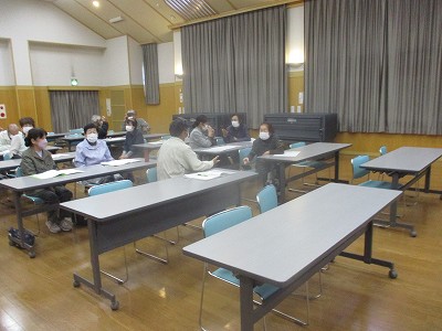 冒険教育アクティビティに取り組む参加者の皆さん