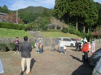 こども樹木博士の開会式であいさつする教育長