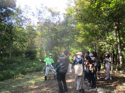 森林インストラクターの説明を聞く参加者1