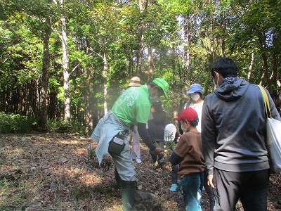 森林インストラクターの説明を聞く参加者2