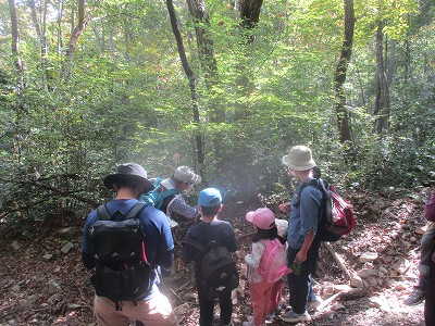 森林インストラクターの説明を聞く参加者3