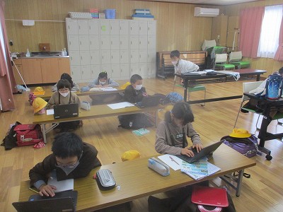 児童クラブ勉強シーン