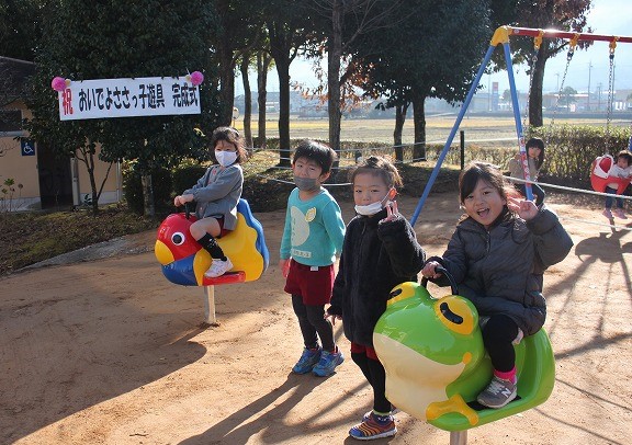 遊具で遊ぶ子どもたちの様子