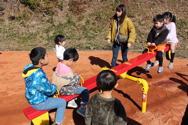 シーソーで遊ぶ子どもたち