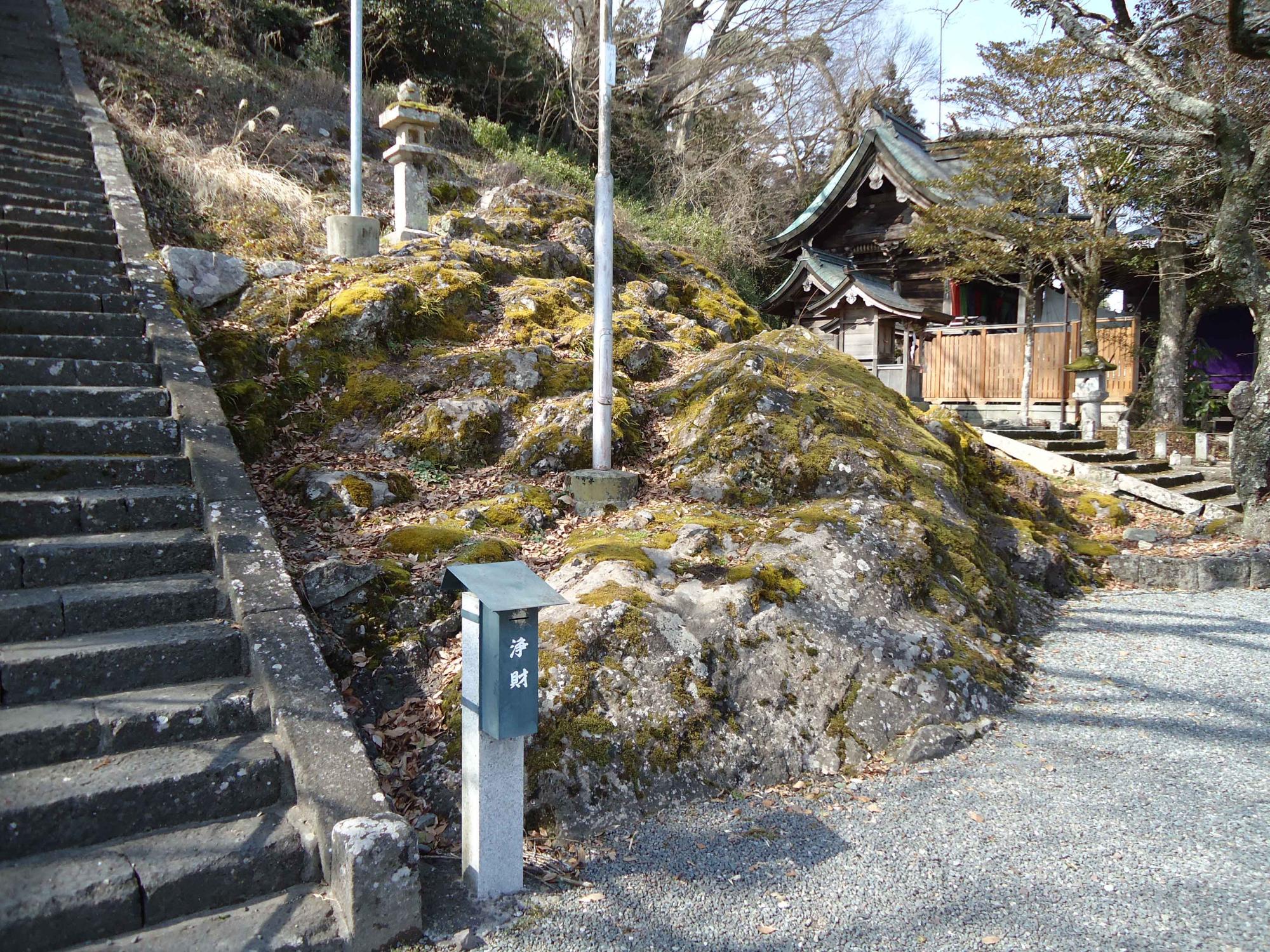 春日神社境内階段横の写真