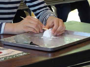 化石クリーニング体験の様子