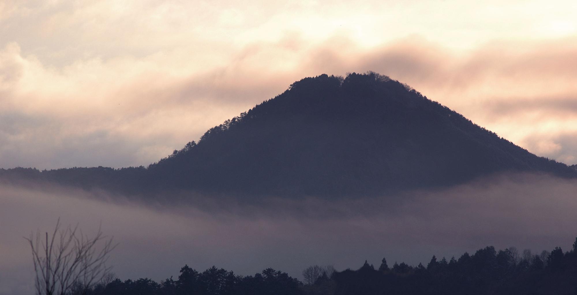 早朝の高城山。霧がかかり幻想的な様子。