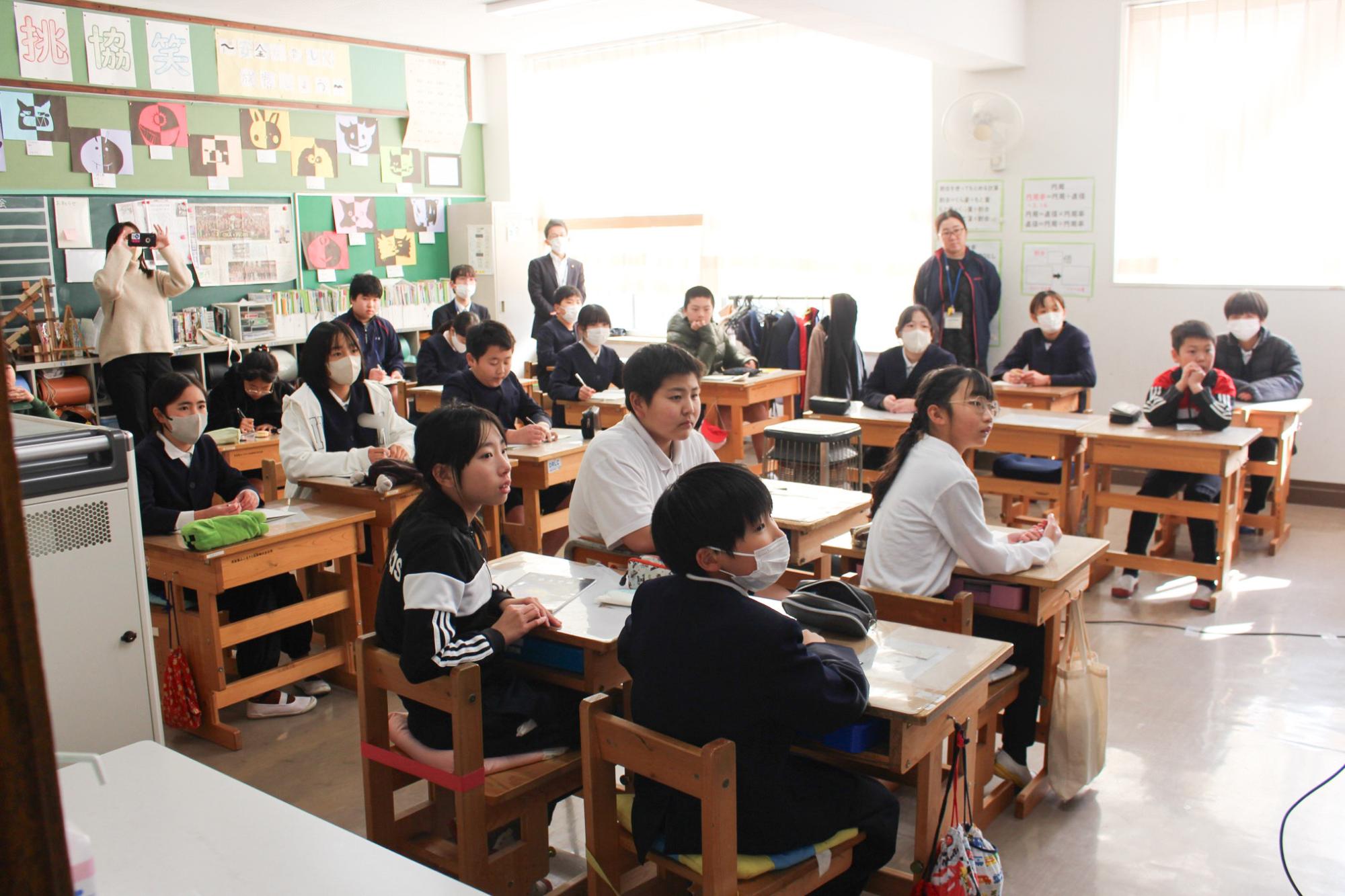 授業を受ける子供たち