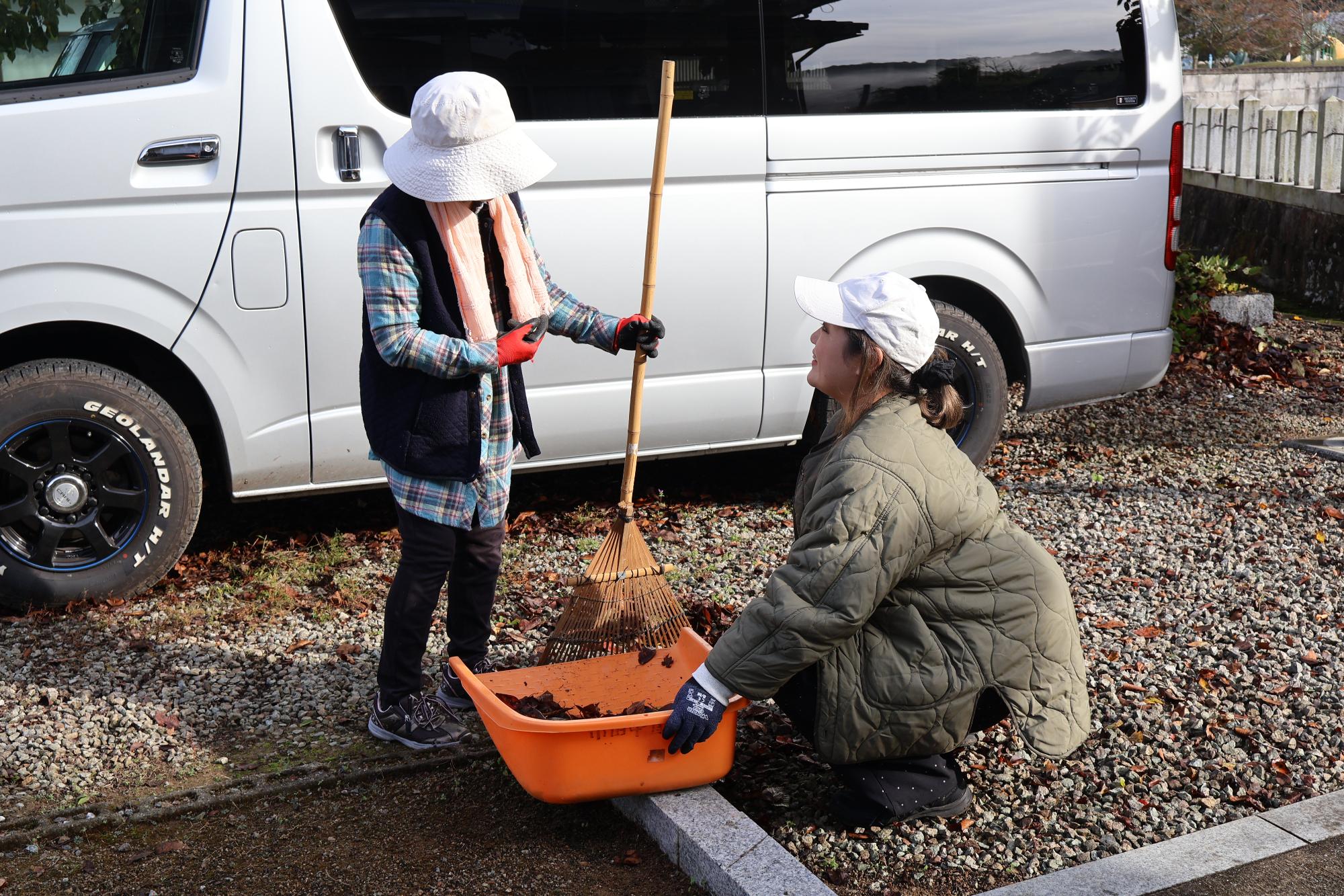 地元の方とコミュニケーションを取るツアー参加者