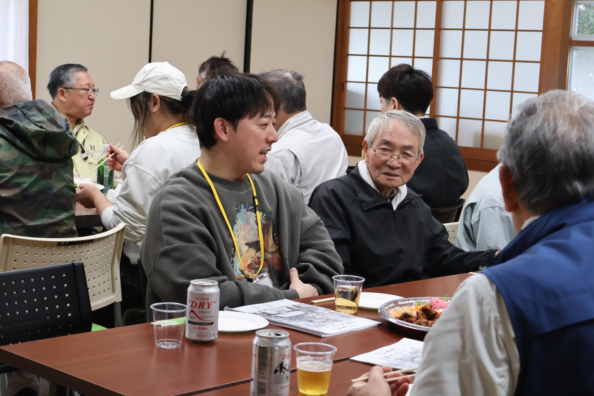 みんなでお昼を食べている様子