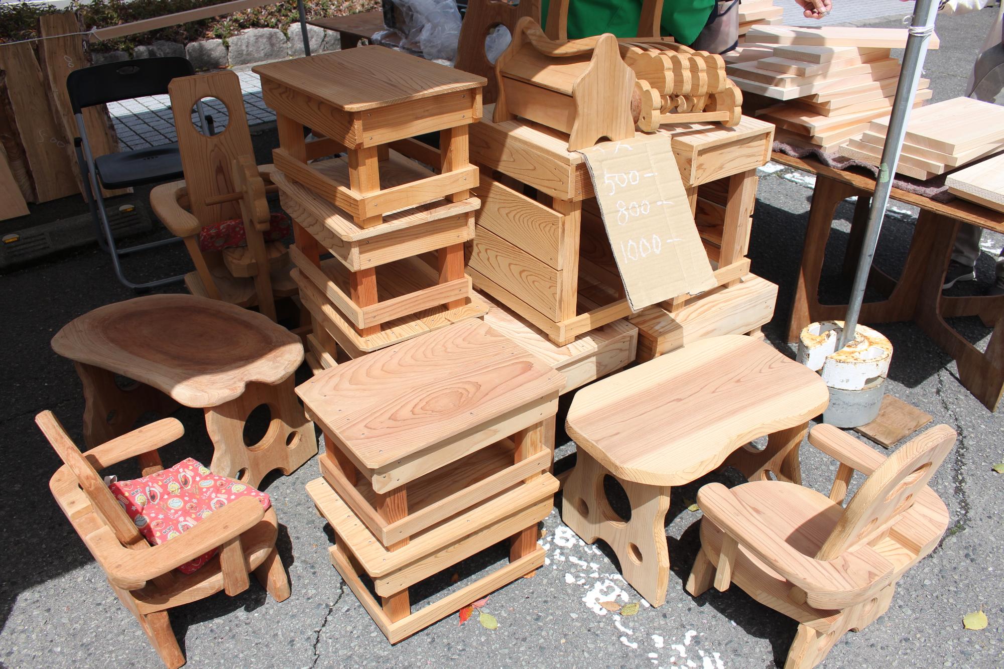 丹波篠山市産の木材で作られた家具