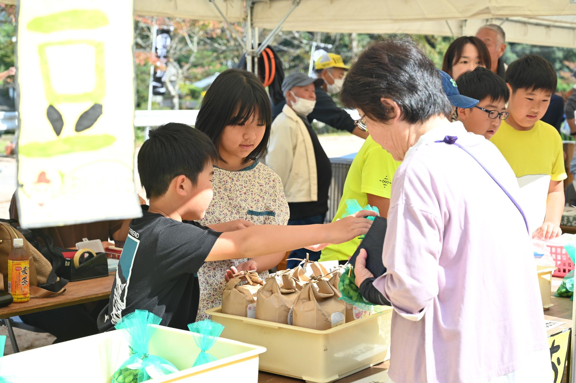 枝豆などを販売する西紀北小学校の生徒