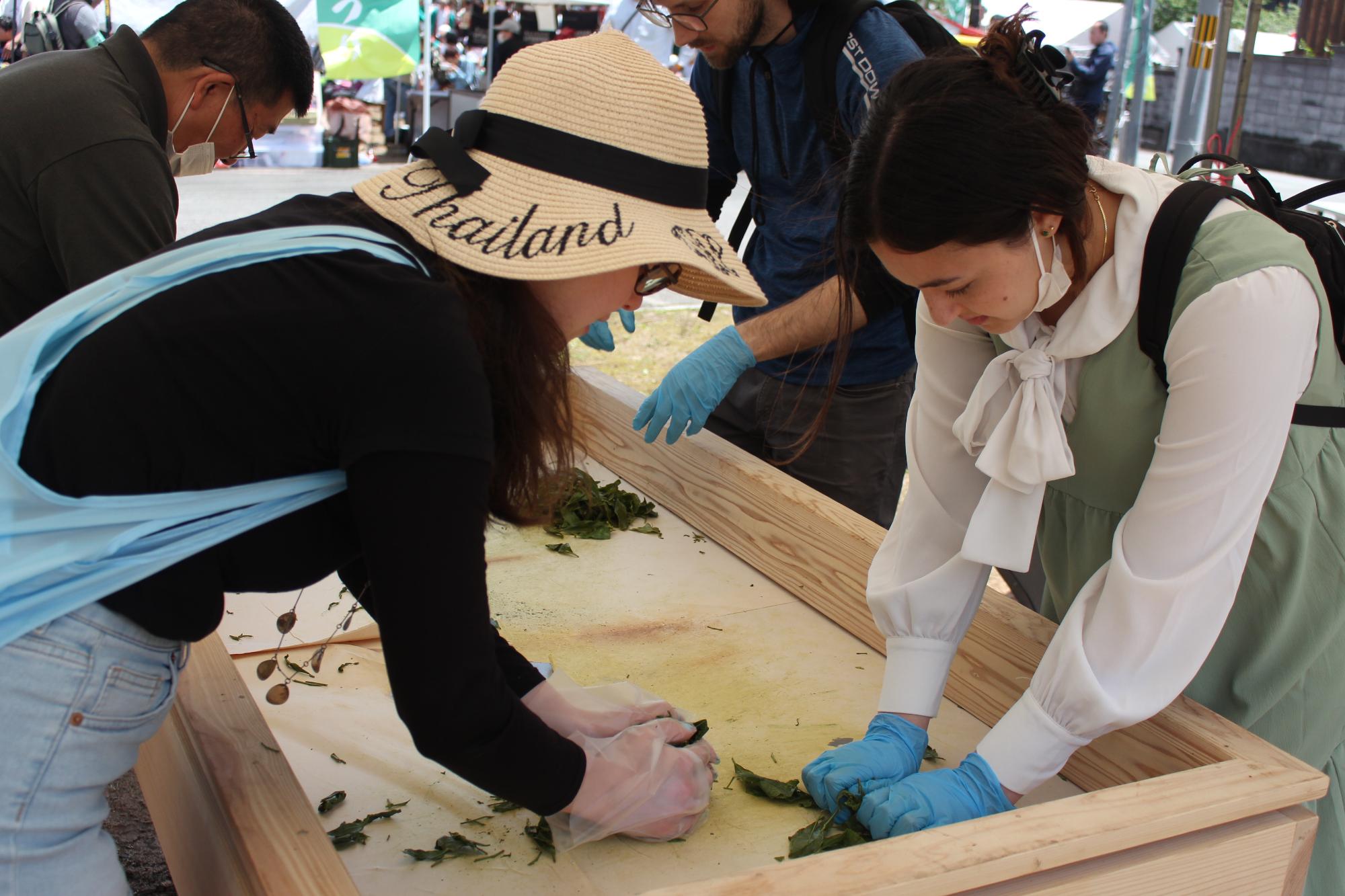 手揉み体験の様子2