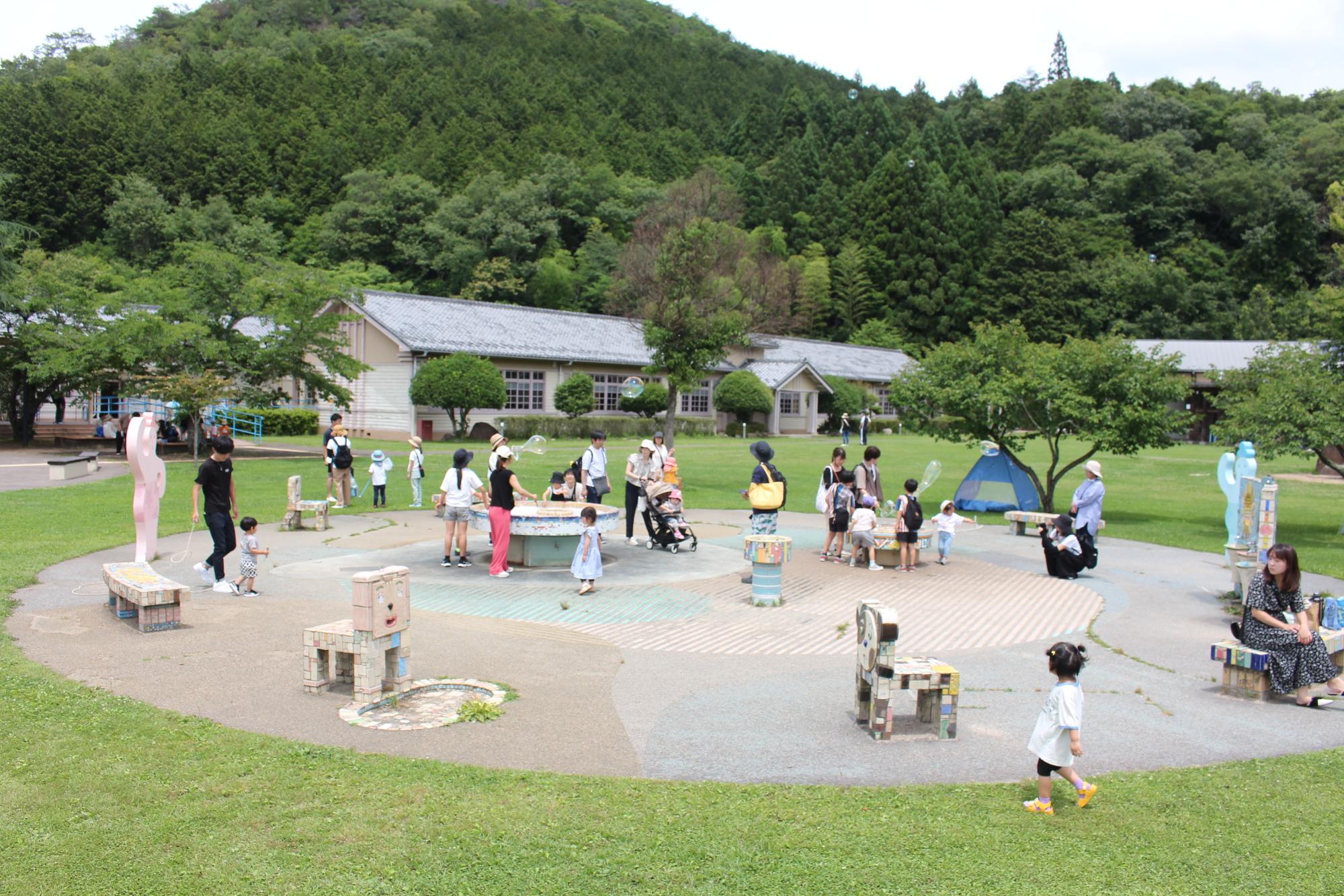 シャボン玉で遊ぶ様子