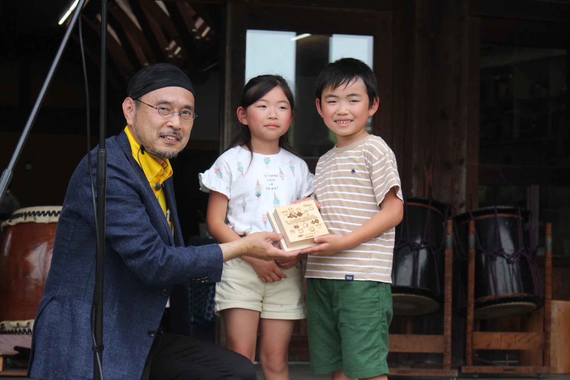 100万人記念品贈呈