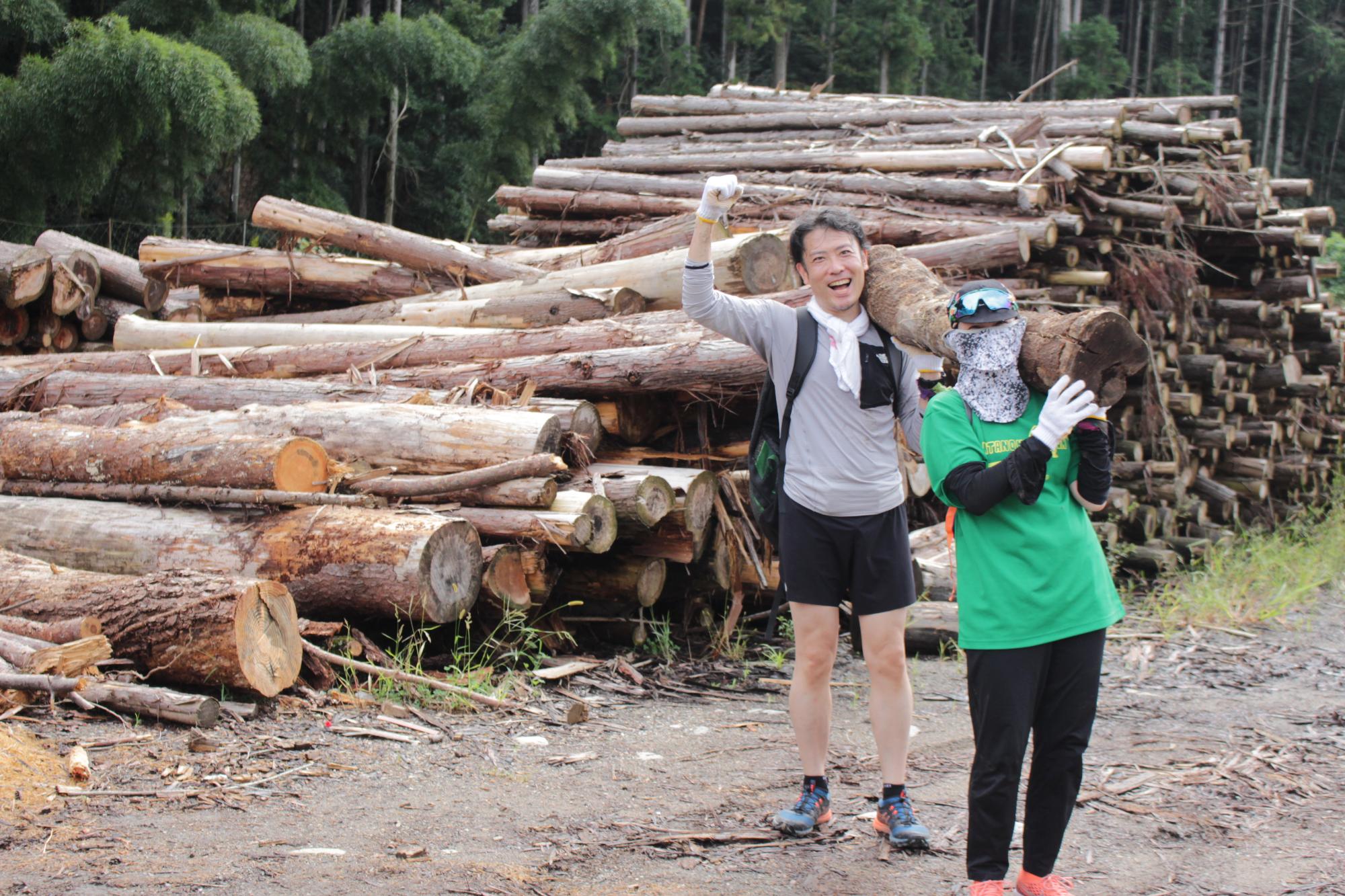 丸太を運ぶランナー