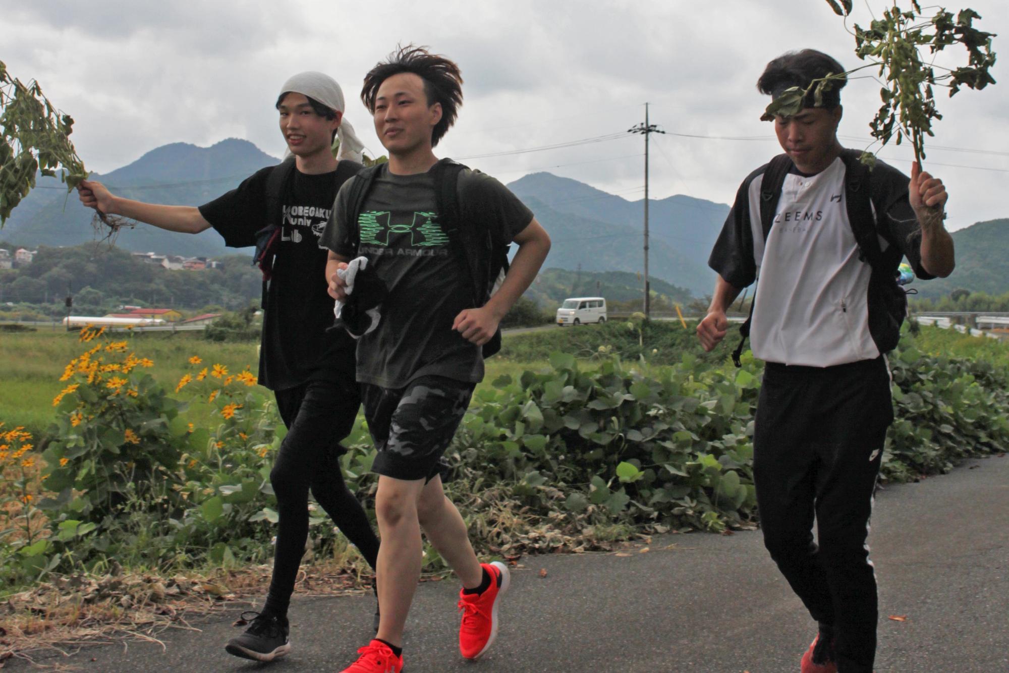 枝豆を持って走る参加者