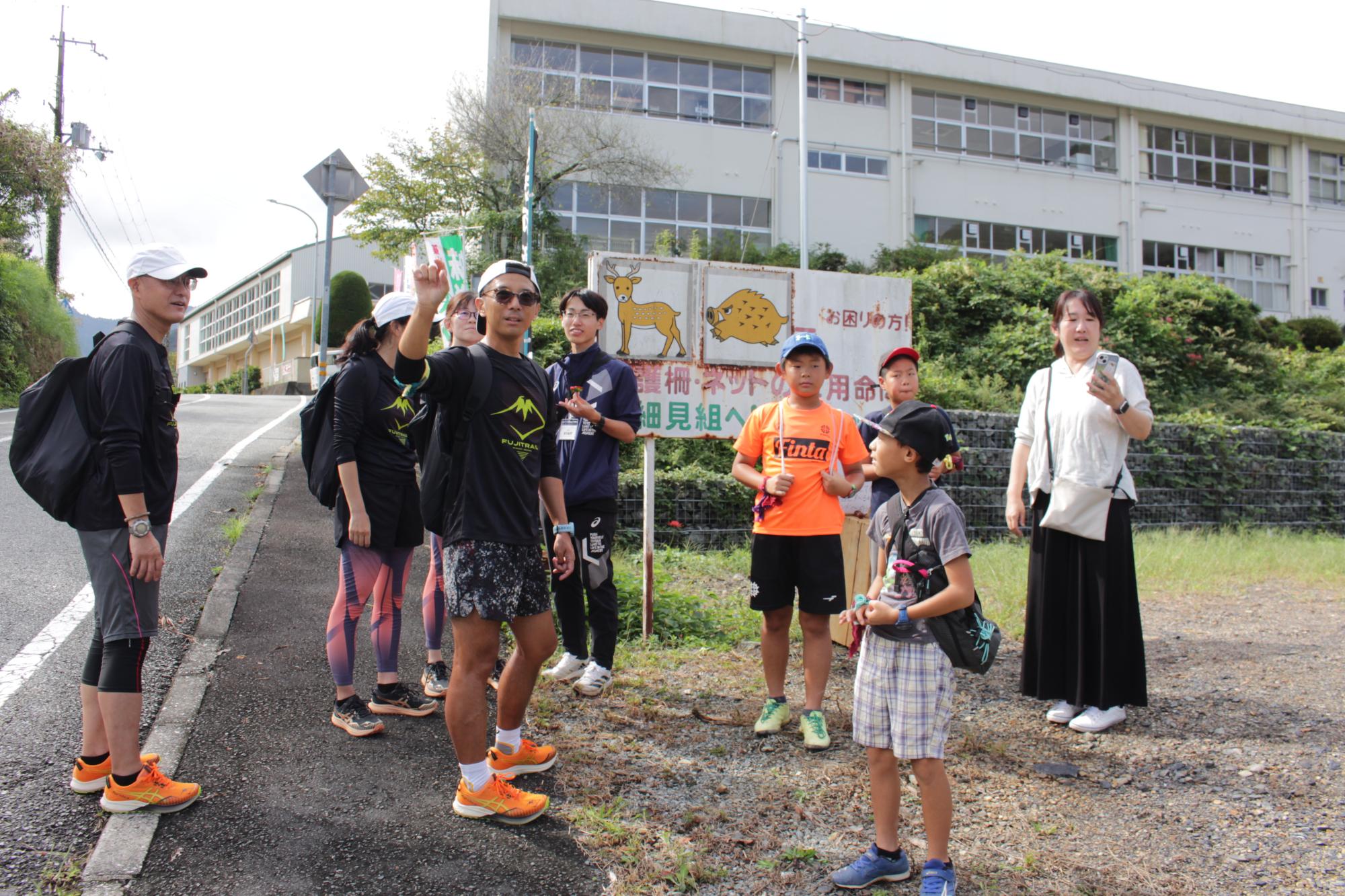 ランナーに道案内する小学生たち
