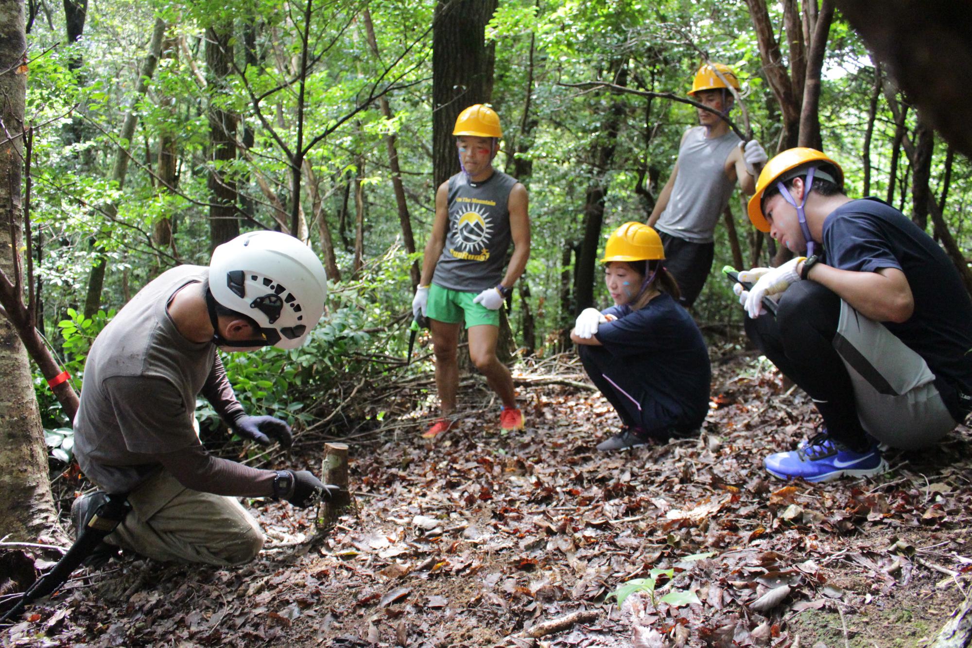 木の切り方の説明を受けるランナー