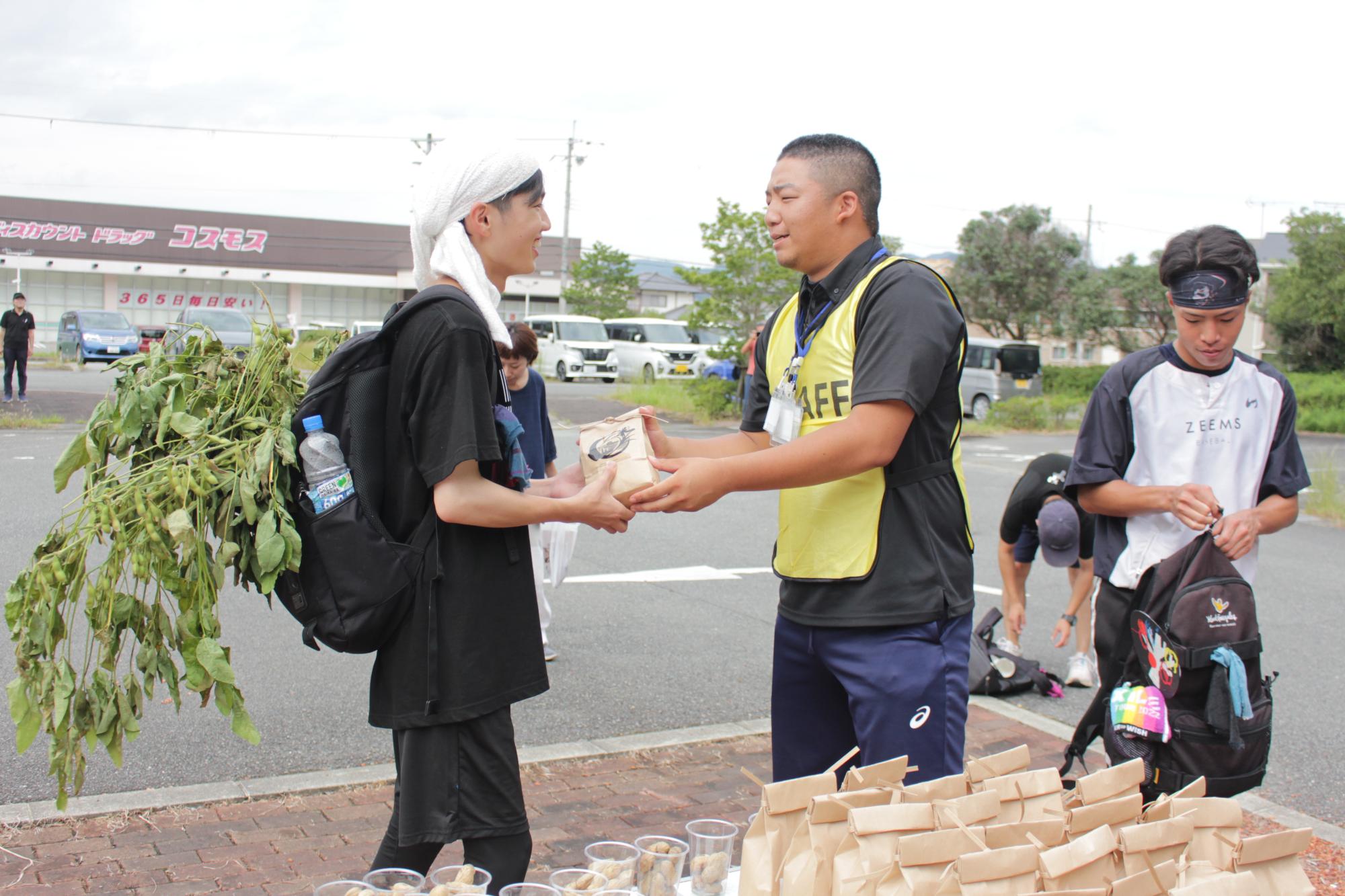 お米を渡されるランナー