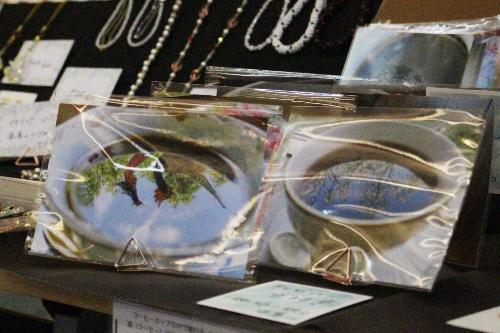 コーヒーに映る景色の写真