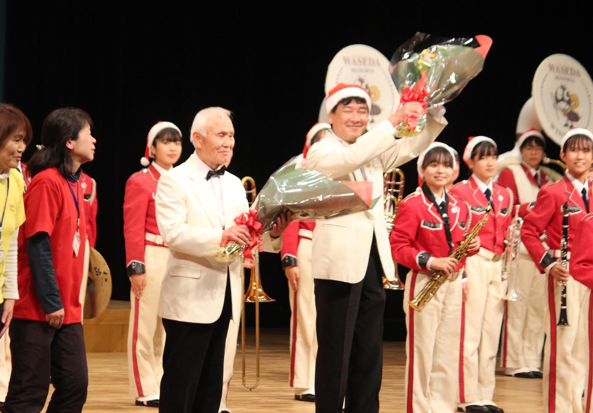 指揮者、左が西出さん、右が川口さん