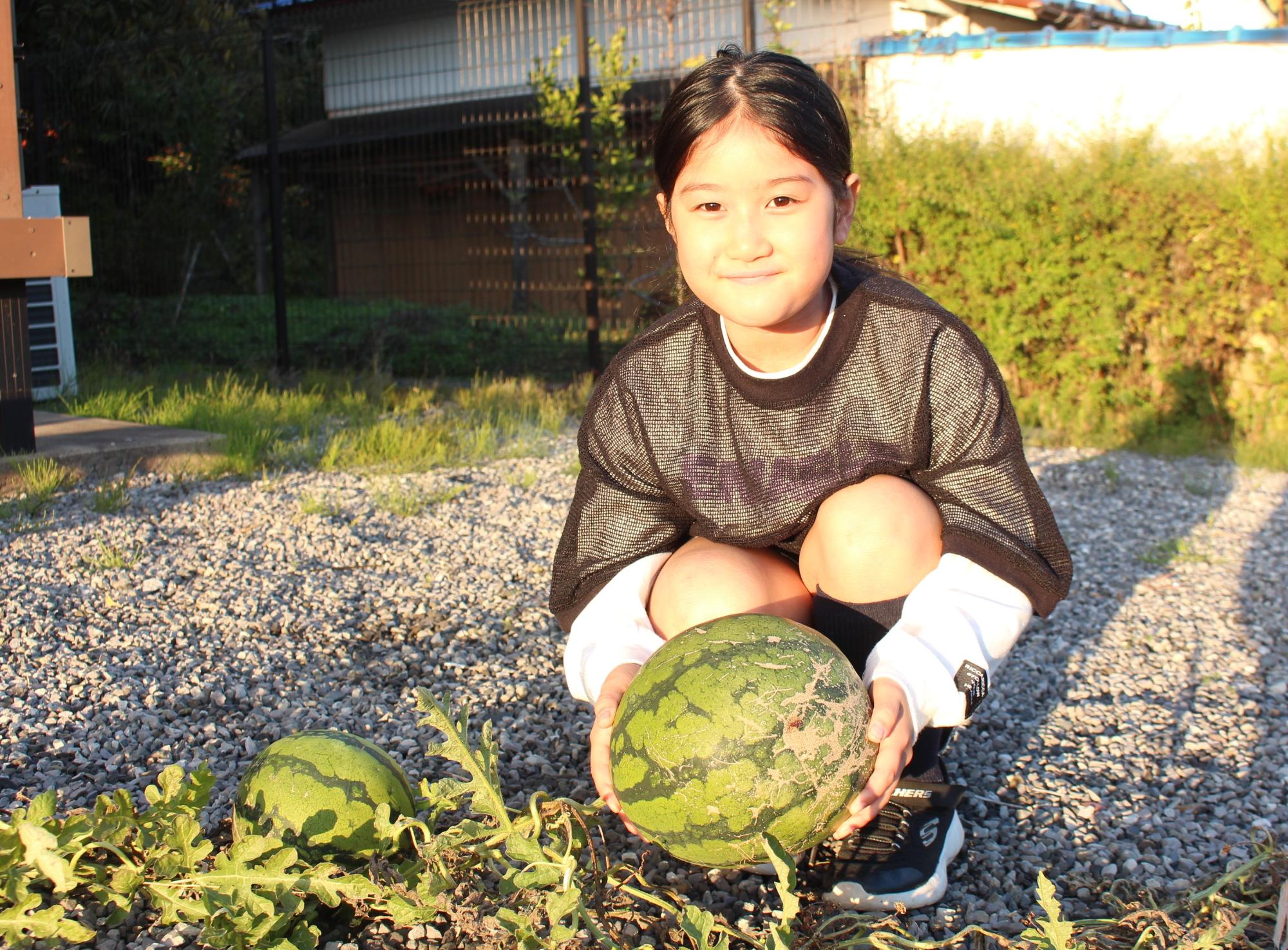 娘さんとスイカ