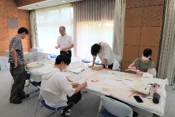 令和6年度に実施した古文書調査合宿の様子（関西大学・京都大学・神戸大学・同志社大学の学生・院生、地域資料整理サポーターによる調査）