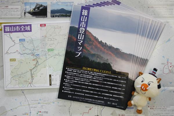 篠山市登山マップの表紙、中身、まるいの人形を写した写真