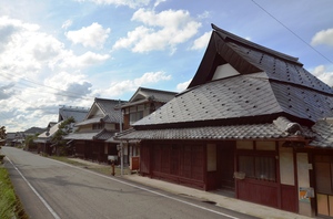 特徴的な瓦屋根の福住の町並み（安口）の写真