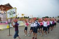 デカンショ祭りジュニア競演会へ参加した子供たちが列を作り行進している写真
