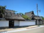 茅葺き屋根で白い壁の城下町篠山の町並み（西新町）の写真