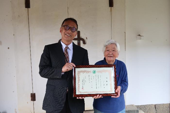 感謝状の贈呈（石田さんと丹後教育長）