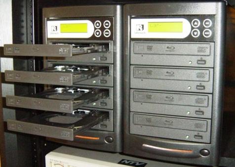 ディスクを複製するデュプリケーターという機械の写真