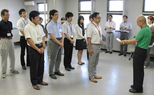 篠山市職員が特定の政策課題に部や課を超えて取り組む「プロジェクトチーム」の辞令交付式の様子