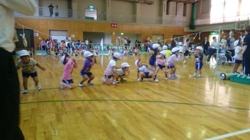 篠山市障害者スポーツフェスティバルで子どもたちがパン食い競争をしている写真