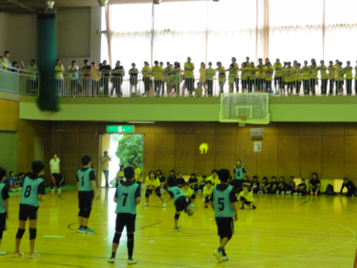 体育館で子供たち男女混合チームがドッチボールをしている様子の写真