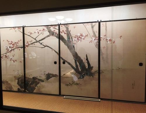 篠山市立歴史美術館に展示された迫力ある「桜に小禽図屏風」の写真